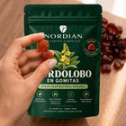 Mano tomando dos gomitas con forma de pulmón de la bolsa Nordian