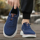 Hombre poniéndose los tenis Nordian azul marino
